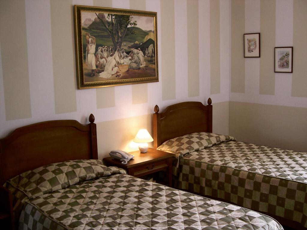 Hotel Piccolo Mondo Βουκουρέστι Δωμάτιο φωτογραφία
